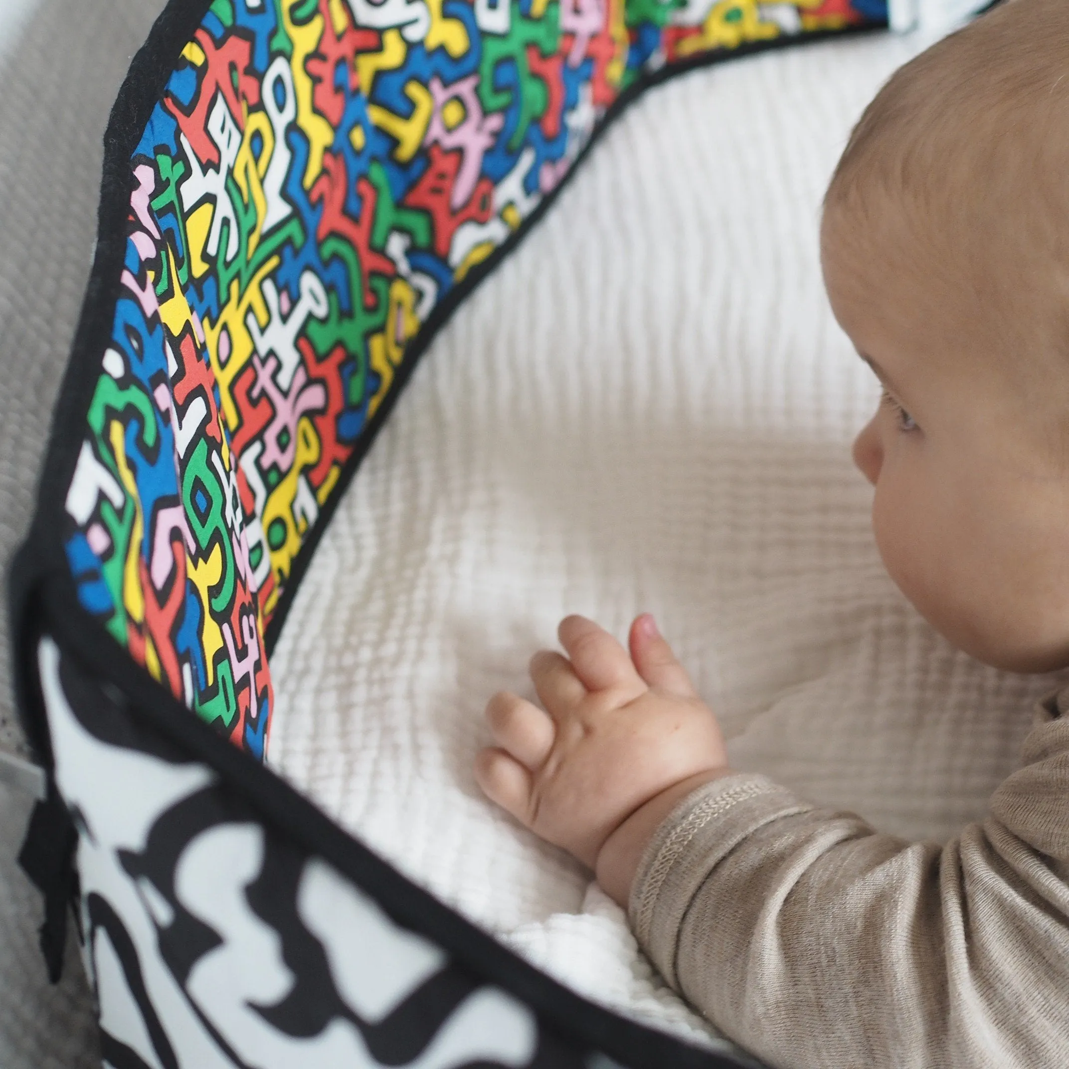 ETTA LOVES x KEITH HARING SENSORY STRIP - reversible newborn to 4 months / 5  months