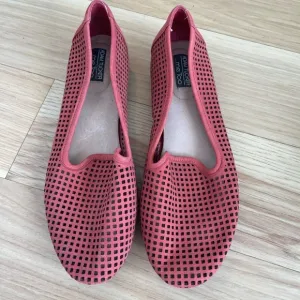 Me Too Adam Tucker Yale Flats In Coral Red