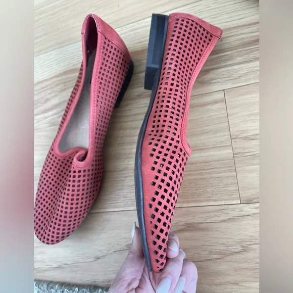 Me Too Adam Tucker Yale Flats In Coral Red