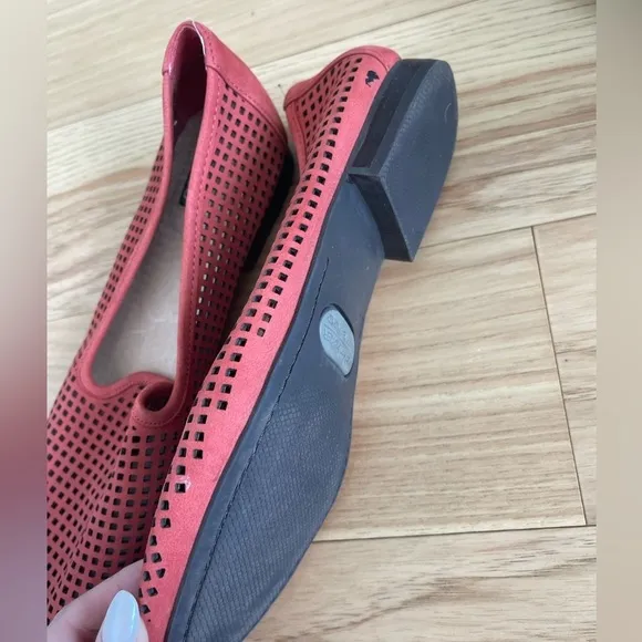 Me Too Adam Tucker Yale Flats In Coral Red